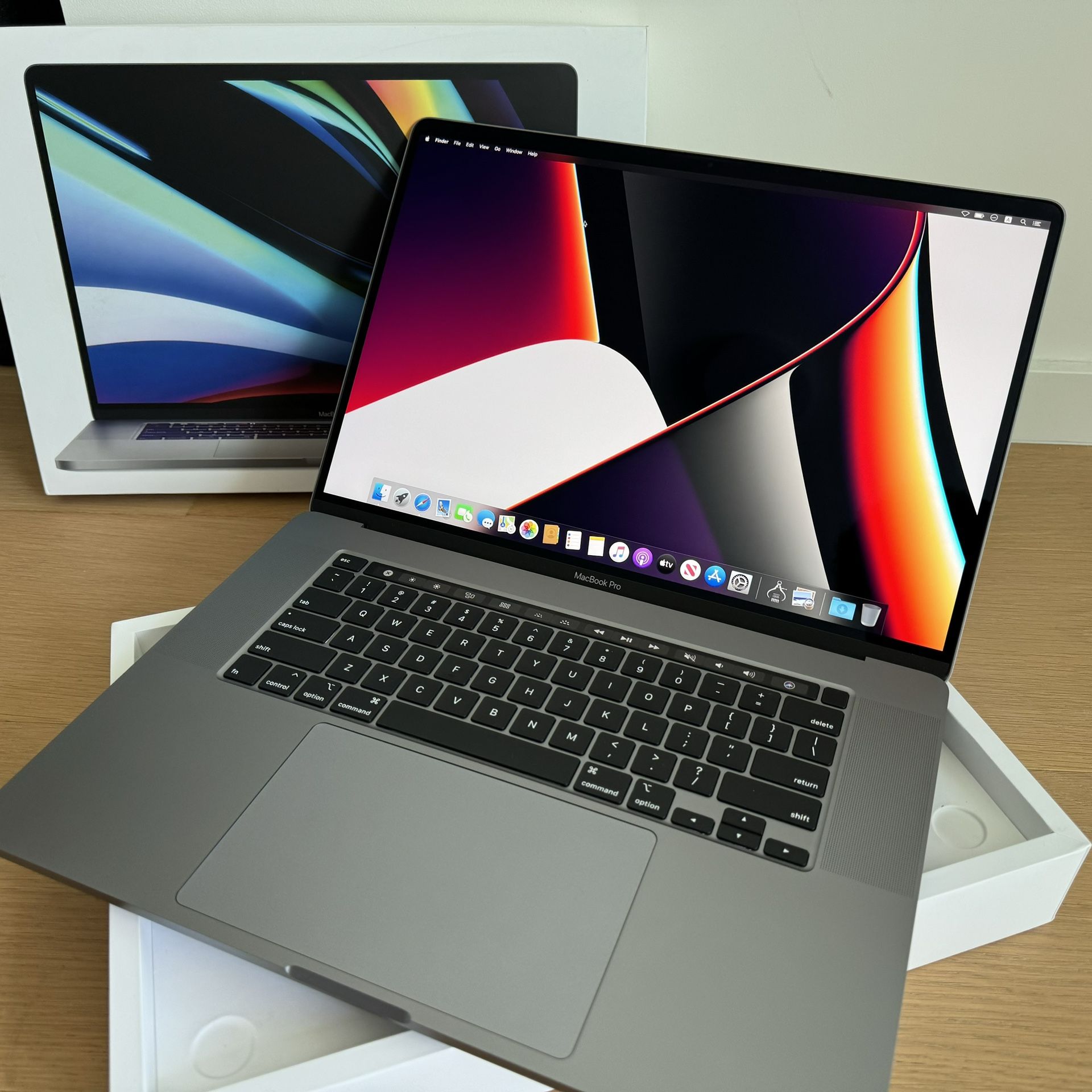 16” MacBook Pro w/Touch Bar 512GB SSD 2.6GHz 6-Core i7 16GB RAM & Touch ID Retina Display