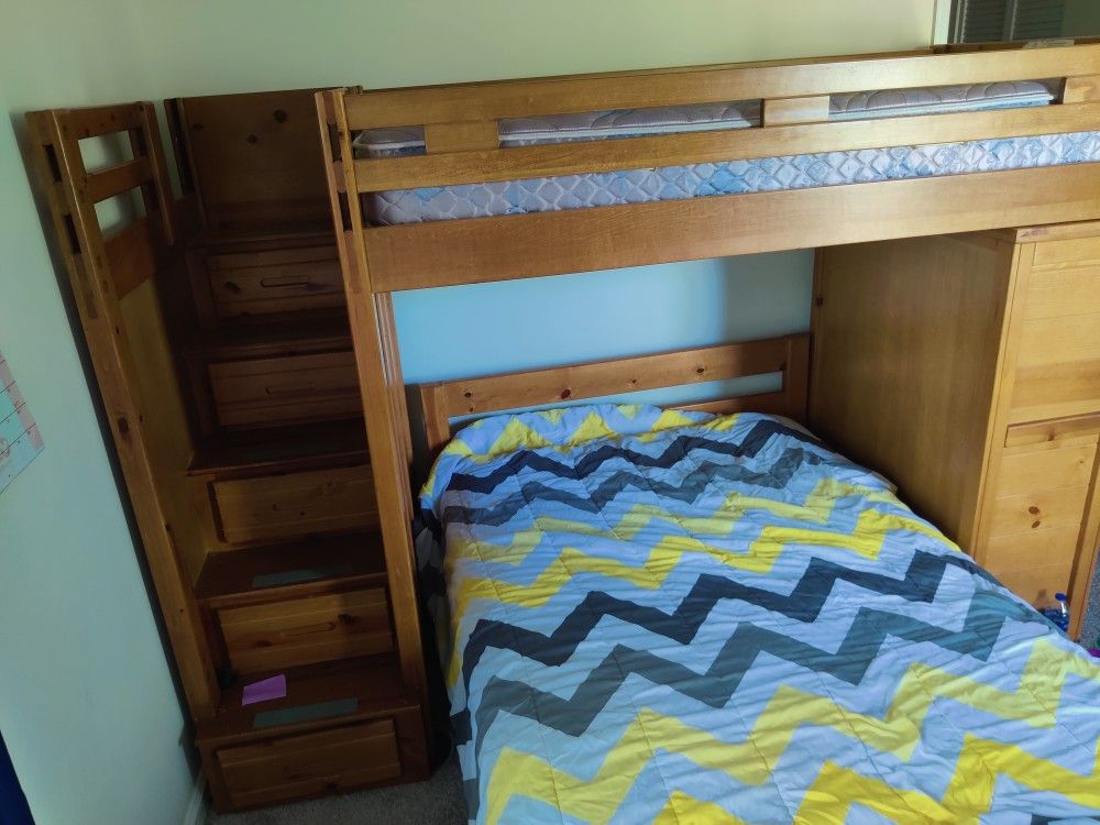 Rooms To Go Creekside Twin/Full Step Bunk With Chest