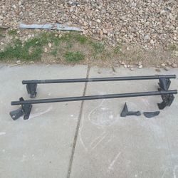 48” Yakima round bar cross bar system w/Yakima Q-Towers w/5 bike trays and extras