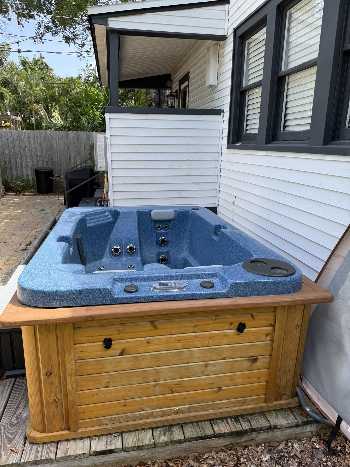 Like NEW Hot tub