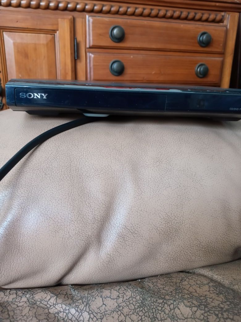 SONY CD \ DVD PLAYER. DVP -SR210P