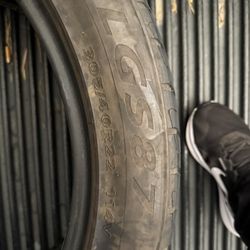 305 40 R22  LGS87 Spare Tire About 75 % 