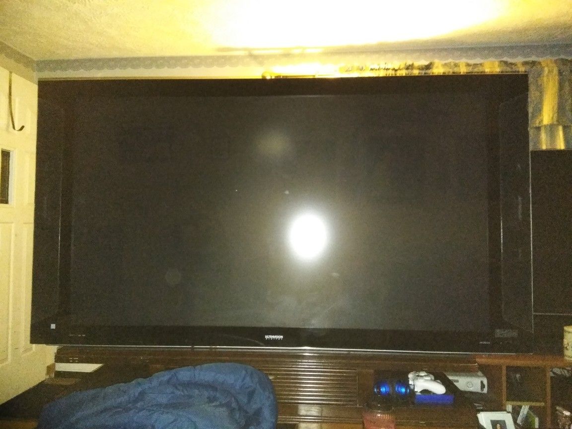 Hitachi 70VS810 Ultravision CineForm - 70" rear projection TV