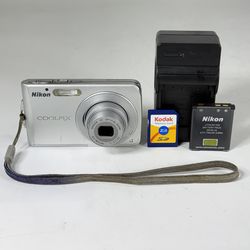 Nikon COOLPIX S202 Silver 8MP Digital Camera With 2GB Memory - WORK/Bad Display
