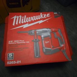 MILWAUKEE  5/8" DDS PLUS ROTARY HAMMER 