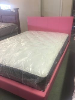 BRAND NEW FULL SIZE BED FRAME WITH SPEAKERS WITH BLUETOOTH AND AUX CABLE SOUND LOUD ALSO HAVE IT ON GREY COLOR WILL DELIVER AND SET UP COMES WITH MAT