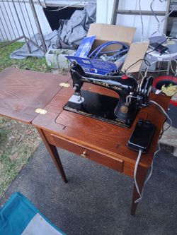 Vintage  singer sewing  machine