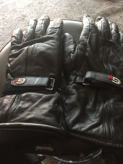 Motorcycle gloves heating system