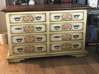 French Provincial Eight Drawer Dresser with Roses. Awesome Condition