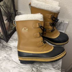 Like New Sorel Brand Boots  50$ pick up downtown LA Little Tokyo area size 7 adult they run big