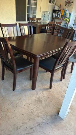 Dining table and 6 Chairs