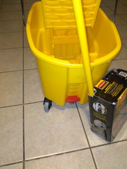 Rubbermaid Wave Brake 35 qt mop Bucket yellow and Microfiber Adptable Flat mop kit Rubbermaid.
New