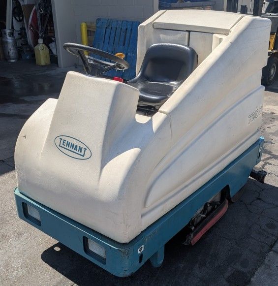 Tenant 7200 Ride On Floor Scrubber (412 Hours)
