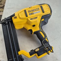 DEWALT 18GAGE CORDLESS BRUSHLESS  20VOLT FINISH NAILER (PERFECT WORKING CONDITIONS