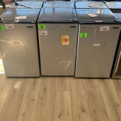 MAGIC CHEF MINI FRIDGE F0O