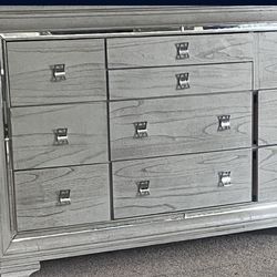 Dresser With Morror