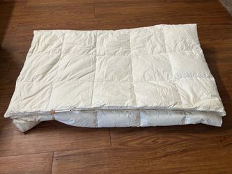 White IKEA Comforter in Excellent Condition Queen Size
