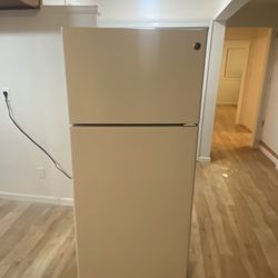 GE Top Freezer Fridge 
