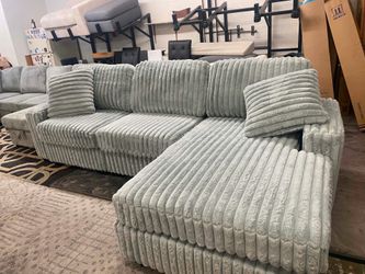 New Sectional Couch with Chaise! Free Delivery 🚚!