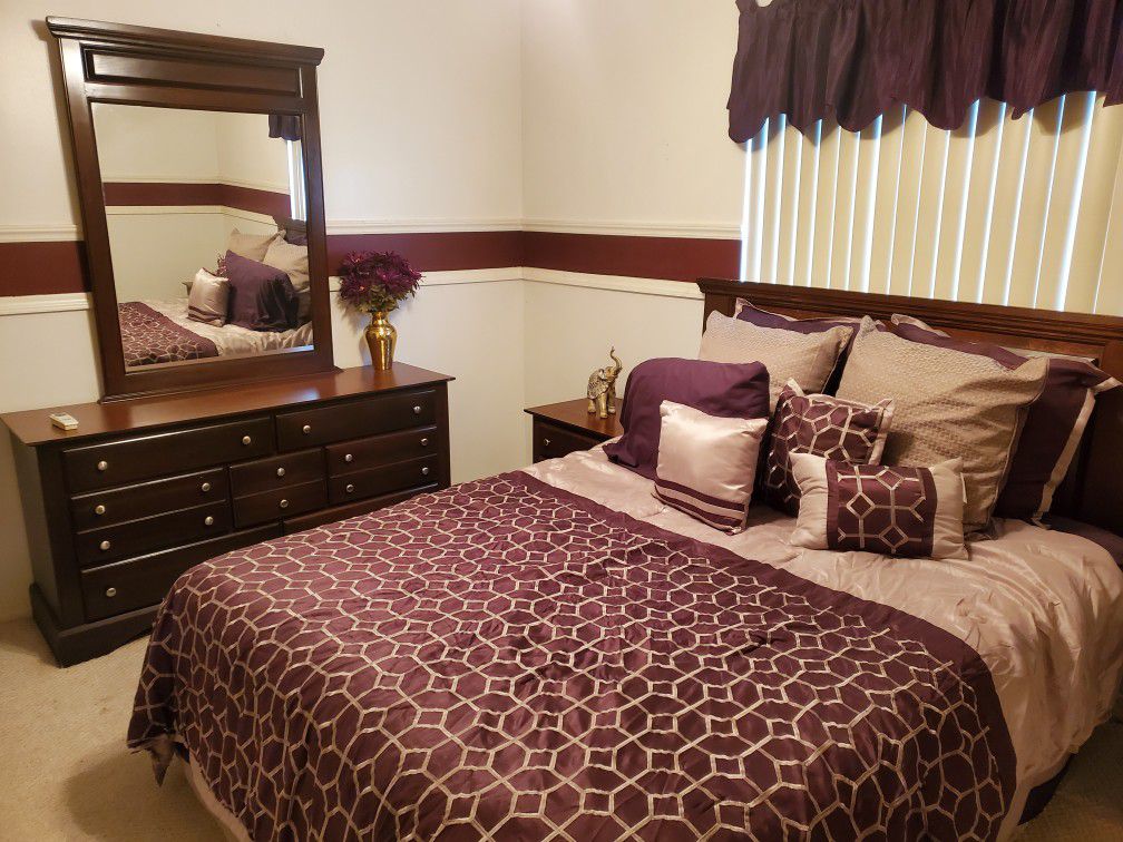 Luxurious high end complete queen bedroom set