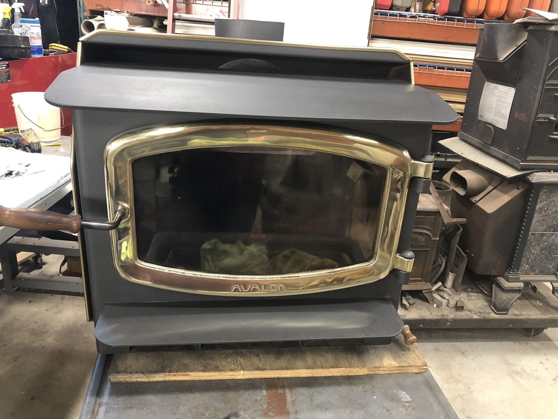 Avalon wood stove model 996 Manufactured in 1991 for Sale in Pemberton
