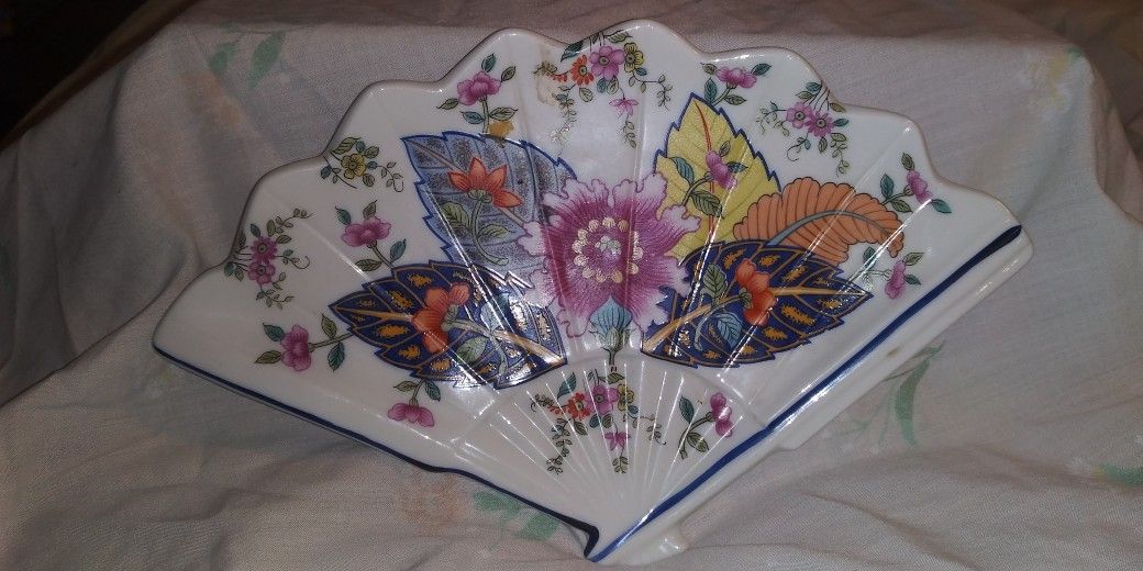 MANN Made In Japan Tobacco Leaf Fine China Fan Shaped Dish