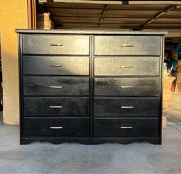 Black 10-Drawer Dresser – Spacious & Good Condition