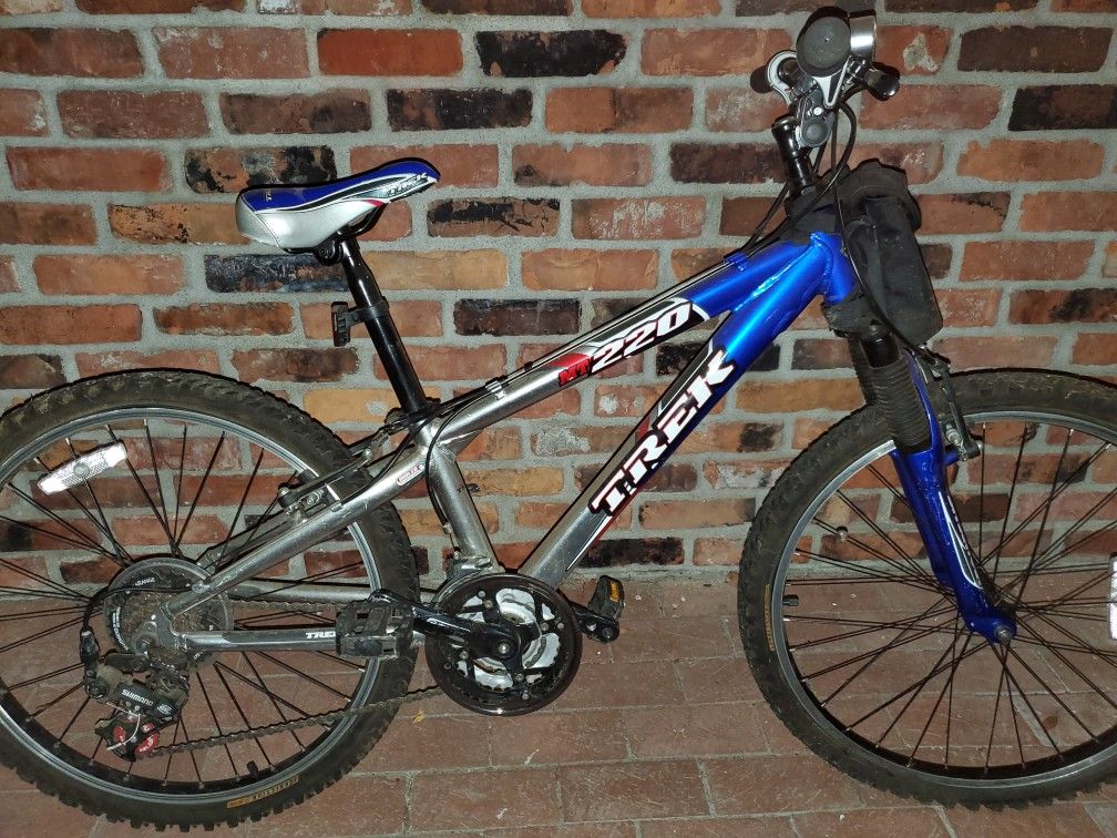 Trek MT220 Mountain Bike