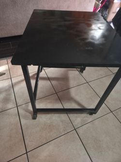 Mesa metal y madera 28.5 X 26 con llantas