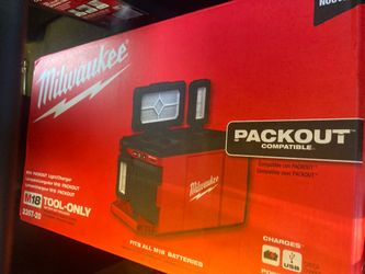 MILWAUKEE M18 PACKOUT LIGHT/CHARGER