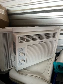 Midea 5,000 BTU Window Air Conditioner – Clean & Works Great