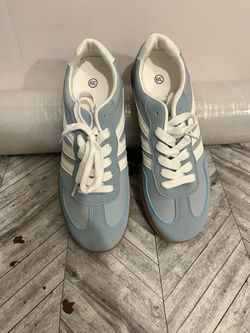 Sneakers for women size 8