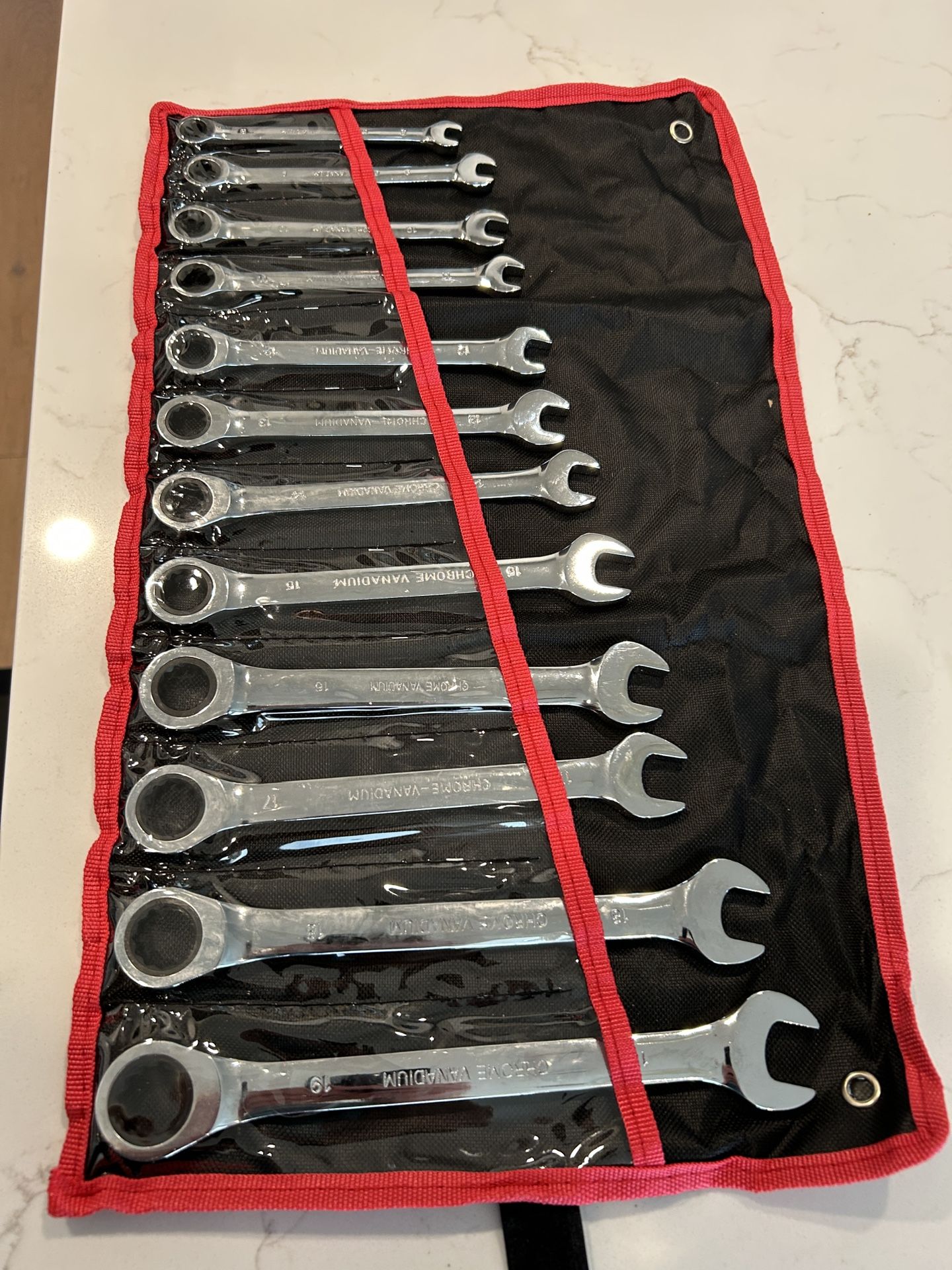 12 Piece Metric Ratchet Combination Wrenches With Storage Bag.