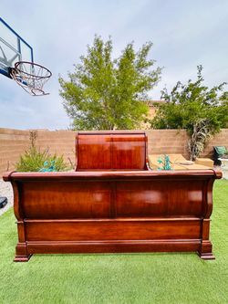 BEAUTIFUL HEAVY SOLID WOOD THOMASVILLE CAL KING BED FRAME ( HEAVY ) FREE DELIVERY 🚚 FIRST FLOOR ( GREAT CONDITION 🥰👌🏻 )