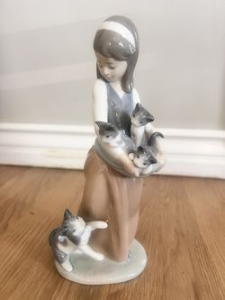 Lladro “Following Her Cats”