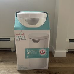 Munchkin STEP Diaper Pail, Powered by Arm & Hammer