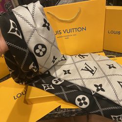 LV Black /white Shawl 