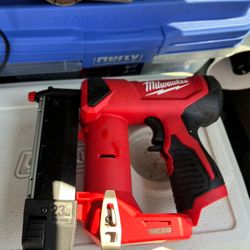 Milwaukee M12  Finish Nailer