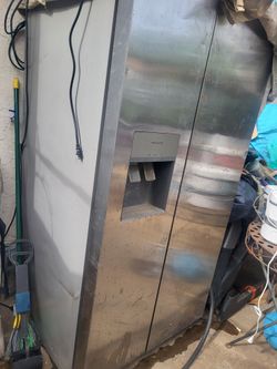 Fridgeaire 2 Door Refrigerator Fairly New $200