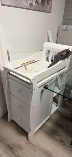 White mini crib & baby changer