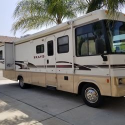 Winnebago Brave 32VF - 2004 RV w 42000 Milage, V10 Class A Motorhome