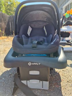 Safty First intfant carseat and base
