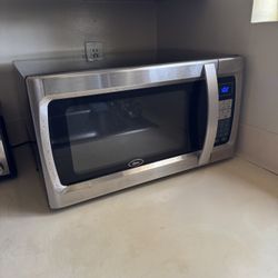 Oster Countertop Microwave – Stainless Steel 
