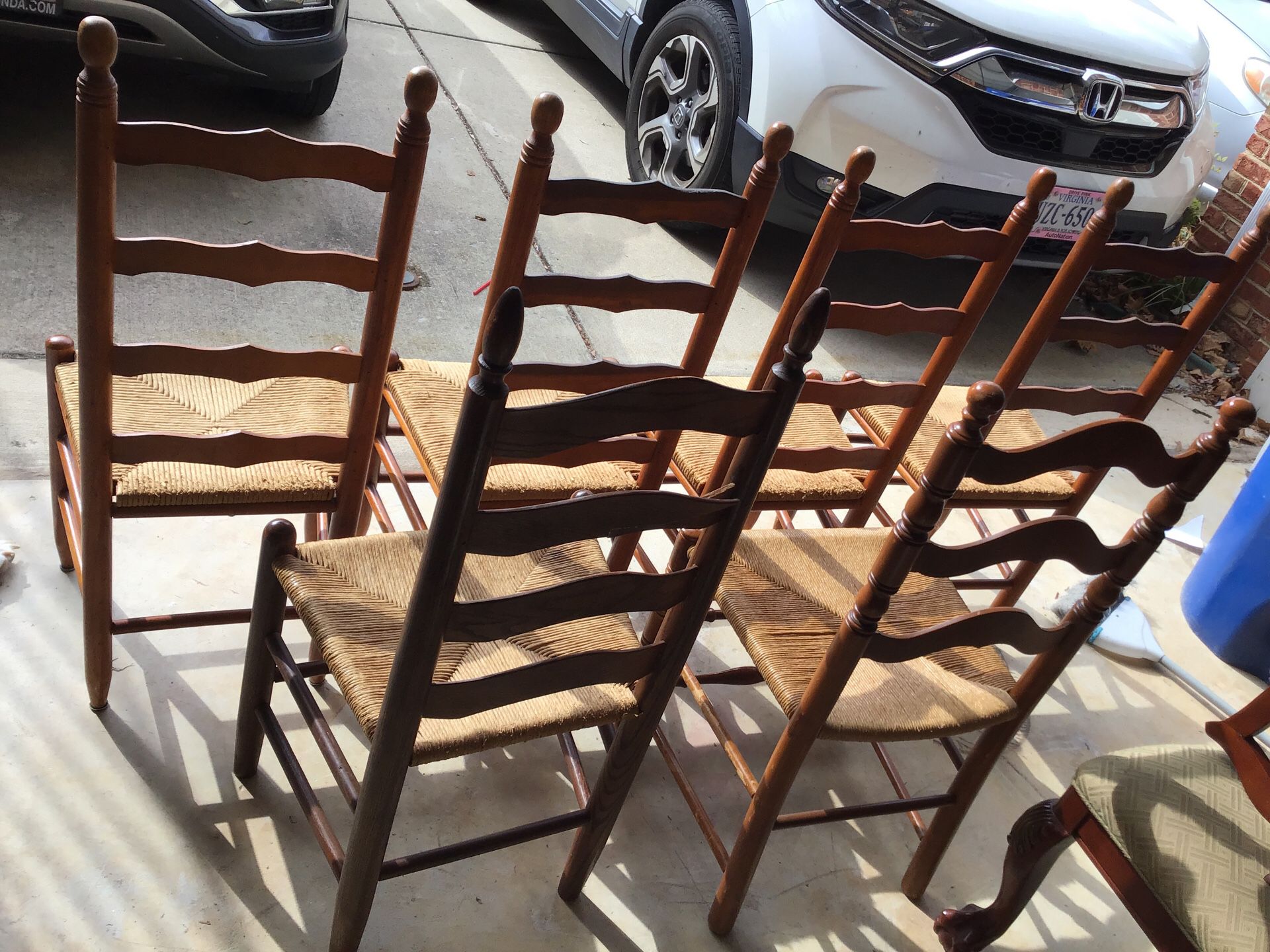 Set of assorted vintage rope seat ladder back chairs