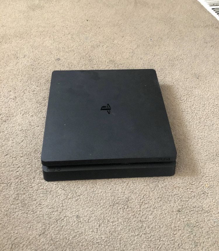 PS4 CONSOLE WITH 7 GAMES AND 2 CONTROLLERS AND 2 HEADSETS