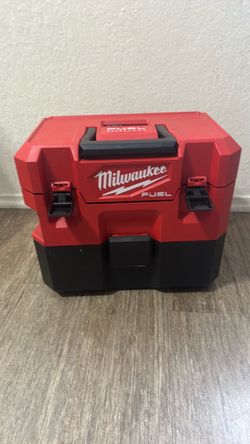 Milwaukee wet/dry vac w/ battery