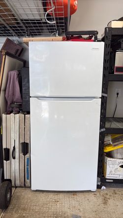 Frigidaire Top-Freezer Refrigerator White