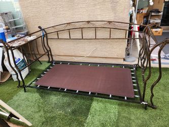 Ornate Bronze Metal Day Bed / Twin Bed