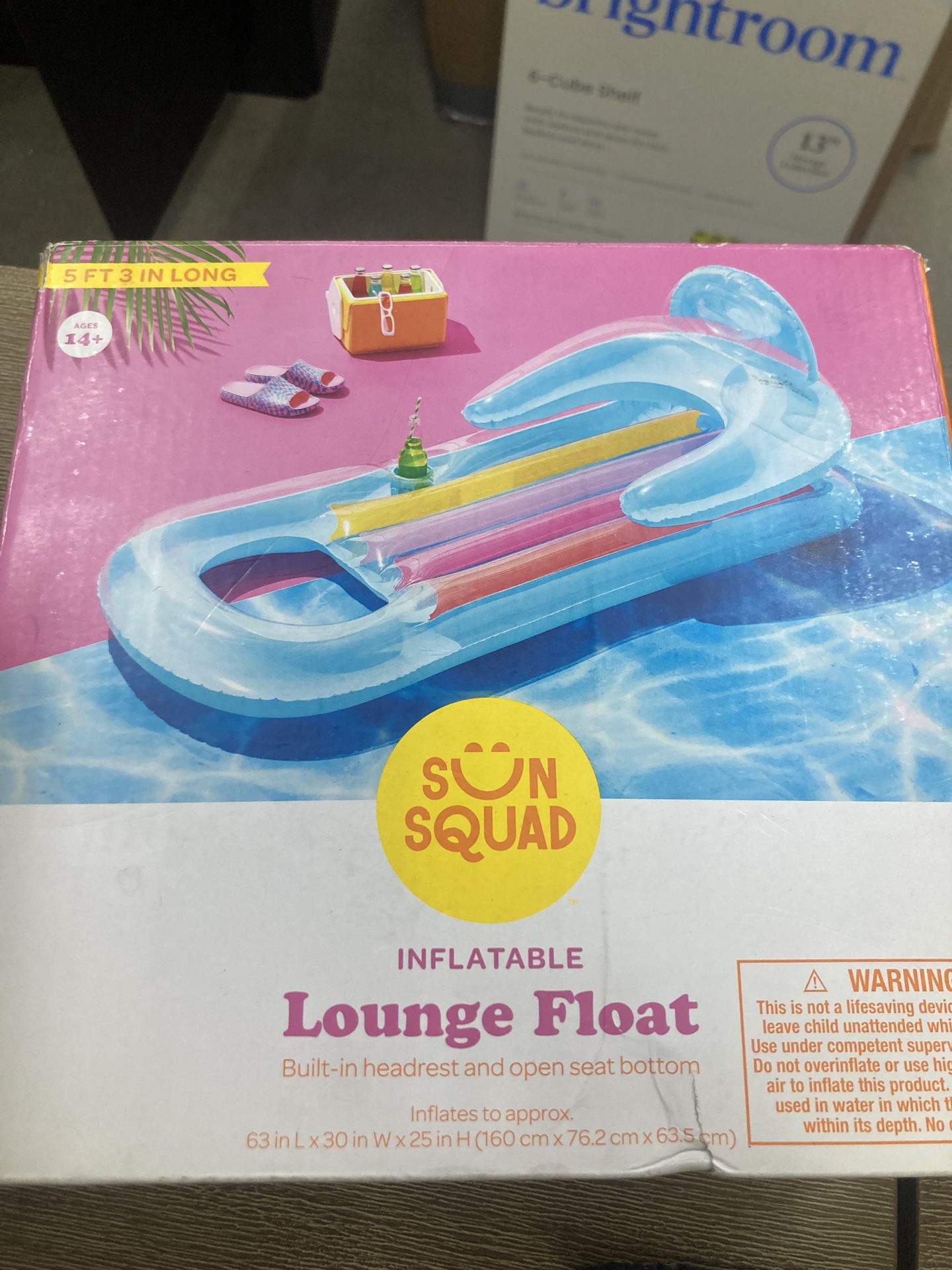 Inflatable lounge float