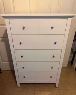White chest of drawers